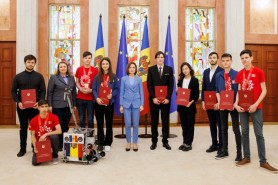 Maia Sandu a înmânat diplome de onoare mai multor elevi premiați la olimpiade mondiale